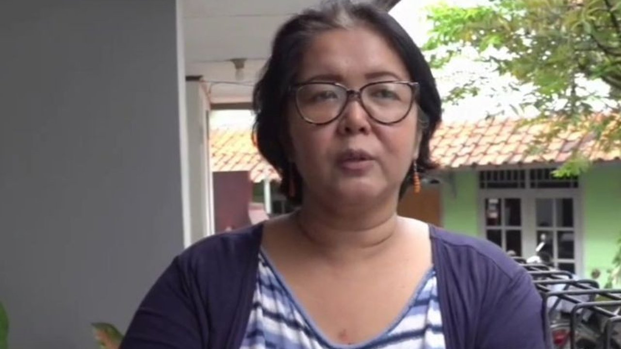 Kebakaran di Glodok Plaza pada 15 Januari lalu masih menyisakan misteri, salah satunya nasib Indira Seviana Bela (25), pramugari yang merupakan tulang punggung keluarga dan hingga kini masih dinyatakan hilang.