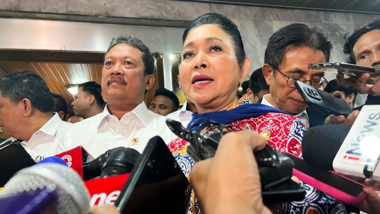 Titiek Soeharto mendesak Kementerian Kelautan dan Perikanan (KKP) untuk mengungkap dalang di balik pembangunan pagar laut ilegal di Tangerang, Banten, tanpa takut tekanan oligarki, sementara Menteri Trenggono menargetkan penyelesaian kasus dalam waktu sem