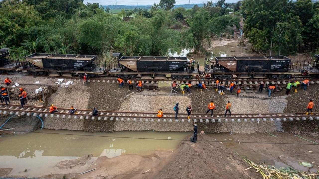Banjir di Grobogan mengakibatkan terputusnya jalur kereta api Semarang-Surabaya, sehingga sekitar 1.200 penumpang membatalkan perjalanan dan sejumlah kereta mengalami keterlambatan hingga 2 jam.
