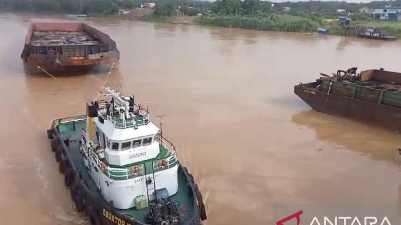 Kapal Tongkang Tabrak Jembatan Tembesi di Jambi