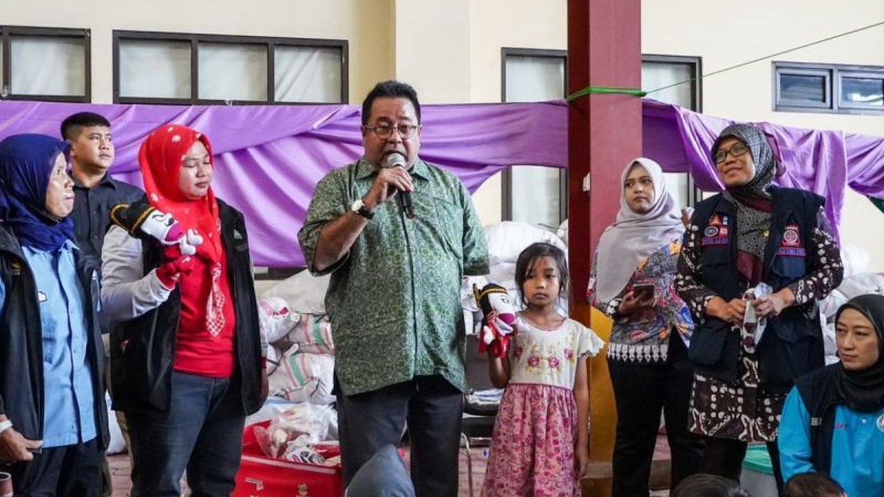 Wakil Gubernur terpilih DKI Jakarta, Rano Karno, menghibur anak-anak korban kebakaran di Kemayoran, Jakarta Pusat, meninjau lokasi pengungsian, dan memberikan bantuan.