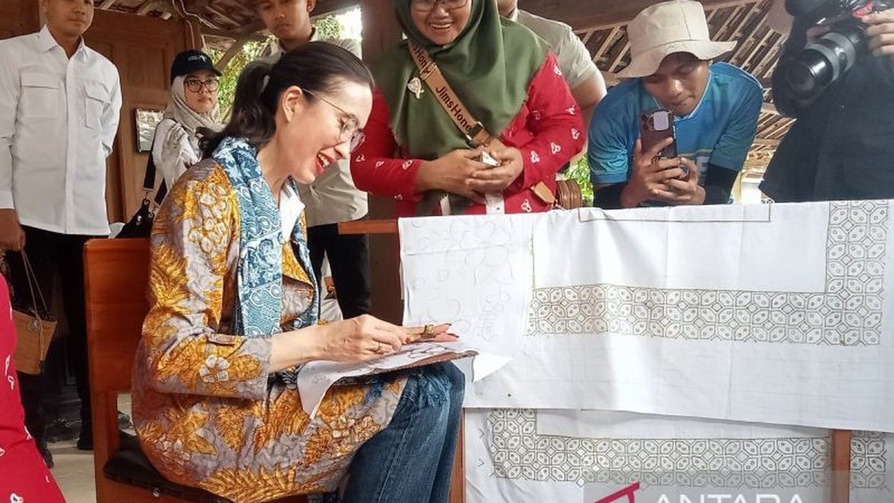 Menteri Pariwisata mengajak generasi muda untuk melestarikan batik Indonesia, menekankan pentingnya batik sebagai warisan budaya, penunjang ekonomi, dan identitas bangsa.