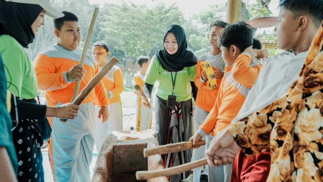 InJourney Destination Management (IDM) mengajak siswa SD Negeri 1 Kebondalem Kidul belajar sejarah dan budaya di Keraton Ratu Boko, Sleman, Yogyakarta, sebagai bagian dari program literasi budaya dan HUT InJourney.