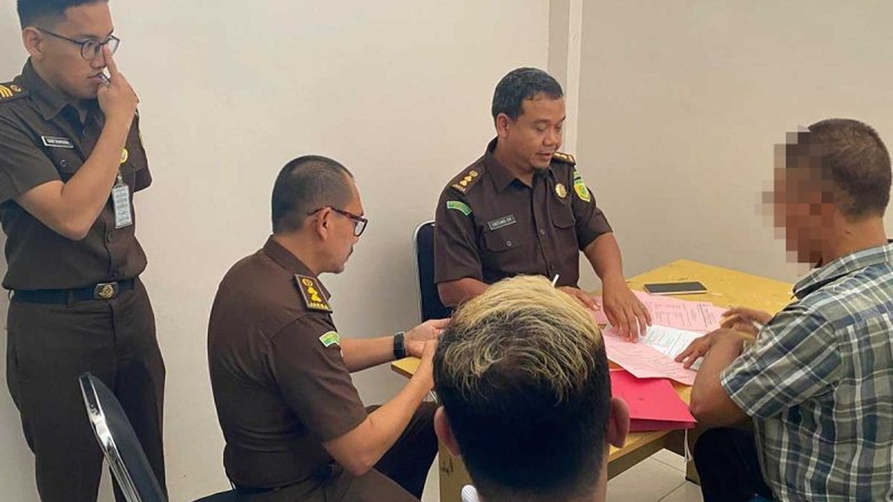 Jaksa Penuntut Umum (JPU) Kejari Aceh Tamiang menahan HB (27), tersangka intimidasi Pilkada 2024 dengan senjata api, yang terancam hukuman mati atau penjara maksimal 20 tahun.