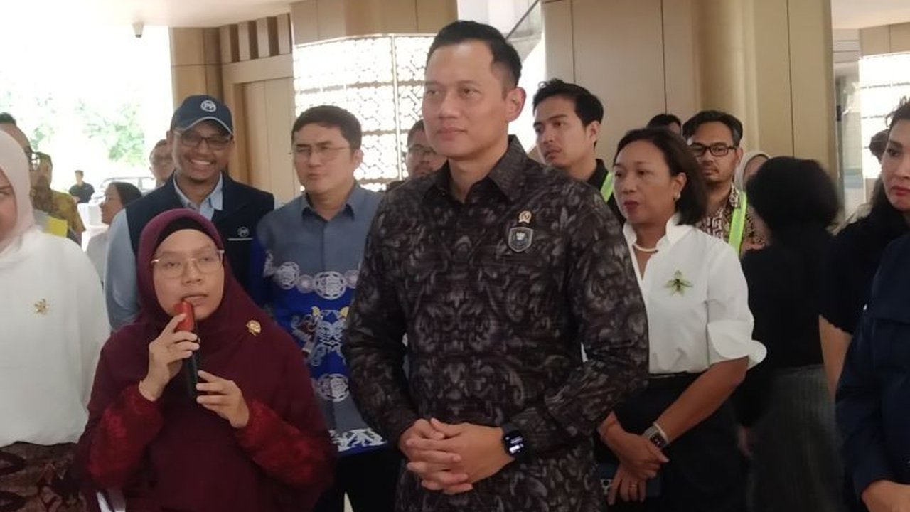 Menko Infrastruktur, Agus Harimurti Yudhoyono, mengumumkan Bali International Hospital (BIH) ditargetkan beroperasi April 2025, melayani pasien domestik dan internasional, serta berpotensi meningkatkan ekonomi dan pariwisata Bali.