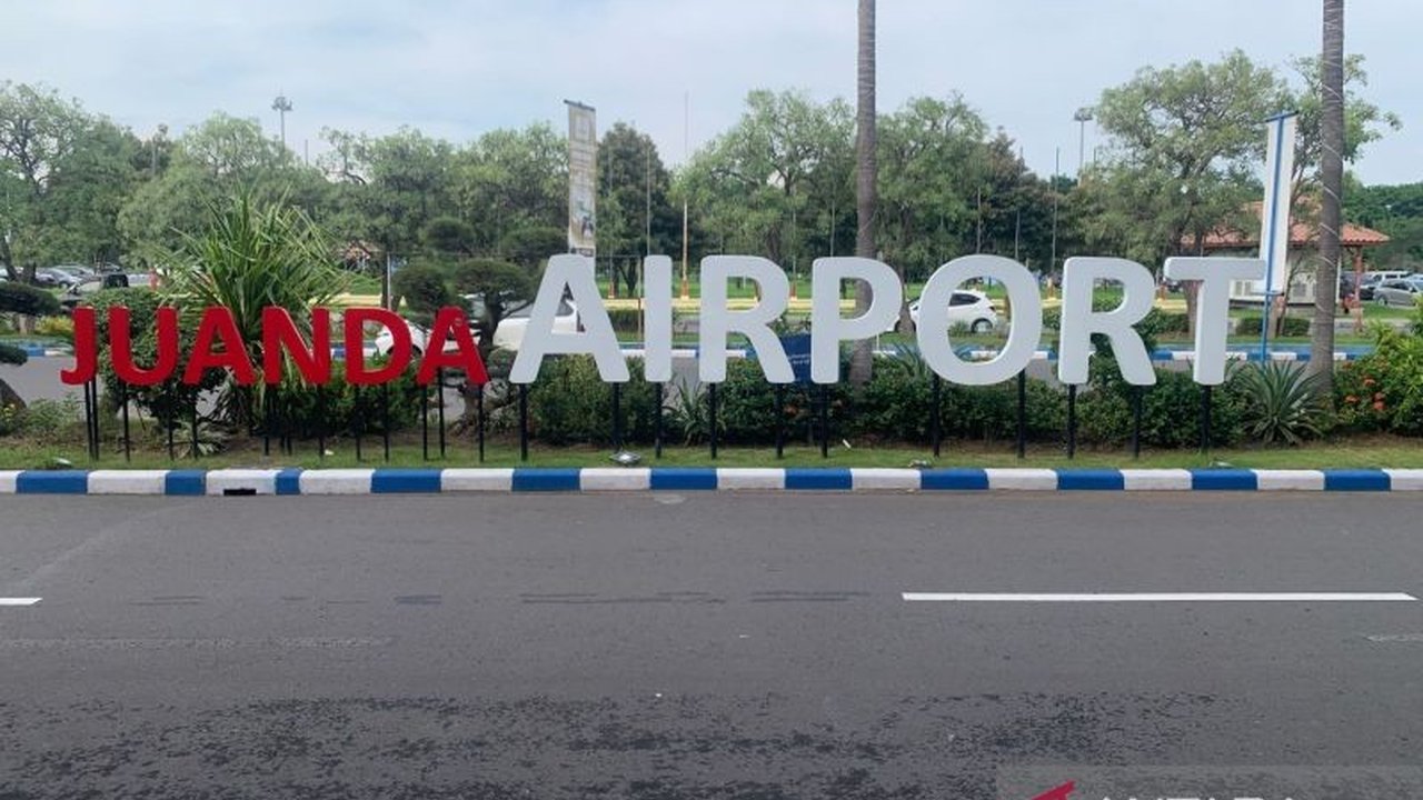 Bandara Juanda memprediksi lonjakan penumpang signifikan pada 24-25 Januari 2025 selama libur Imlek dan mempersiapkan berbagai langkah antisipasi, termasuk kesiapan fasilitas dan antisipasi cuaca buruk.