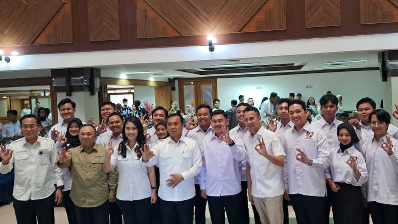 Forum Genre Indonesia mengusulkan pembatasan akses media sosial untuk anak di bawah 10 tahun guna mencegah brain rot, kebiasaan scroll tanpa tujuan yang merusak pikiran, dan mendorong literasi melalui membaca buku.