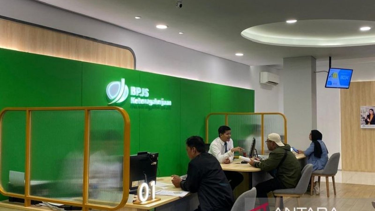 BPJAMSOSTEK Banjarmasin telah membayarkan klaim Jaminan Hari Tua (JHT) kepada 26.259 pekerja dengan total mencapai hampir Rp500 miliar di tahun 2024, menunjukkan peningkatan layanan dan kemudahan akses bagi peserta.