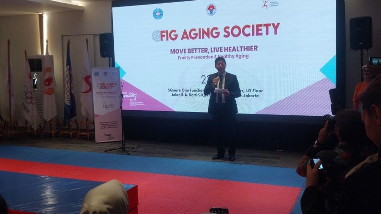 Presiden FIG, Morinari Watanabe, dalam kunjungannya ke Jakarta, meluncurkan program senam lansia untuk menekan biaya jaminan sosial di masa depan, dengan Indonesia sebagai salah satu negara percontohan.