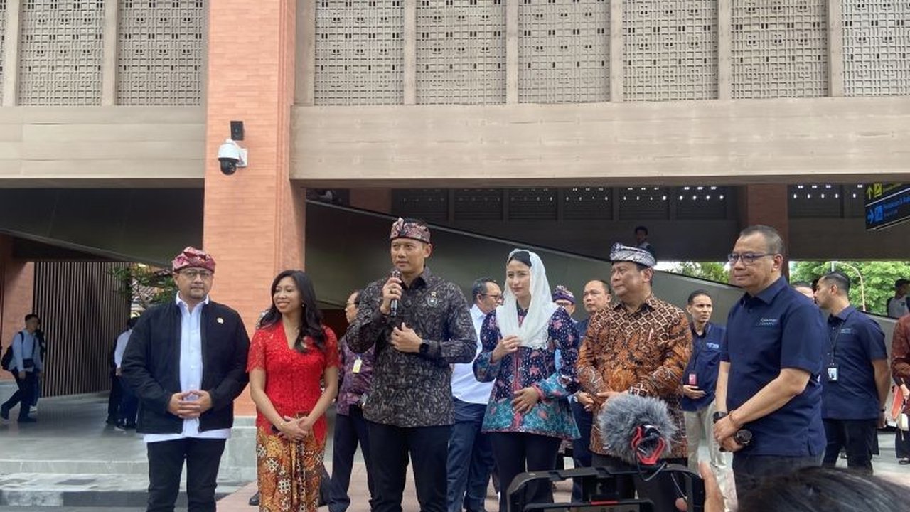 Menko Infrastruktur Agus Harimurti Yudhoyono mendorong peningkatan kapasitas Bandara I Gusti Ngurah Rai, Bali, setelah peresmian JPO baru, menargetkan 32 juta penumpang per tahun.