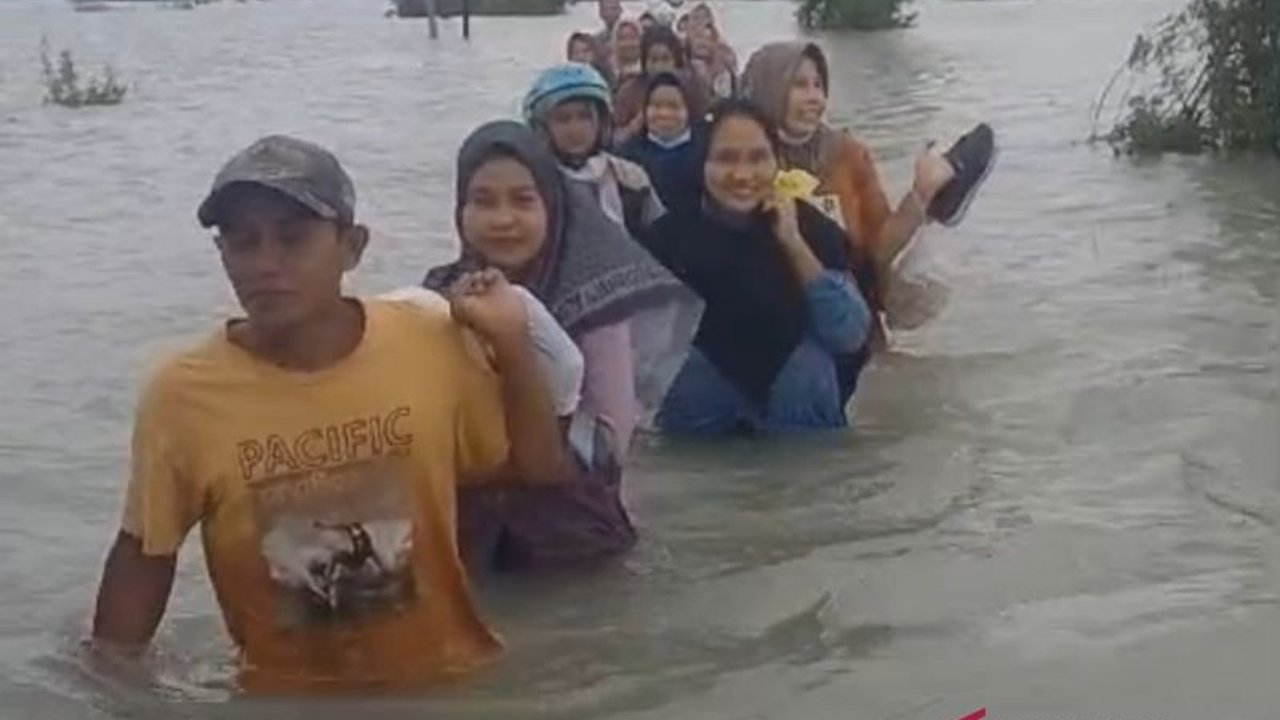 Banjir akibat curah hujan tinggi dan luapan sungai menggenangi akses jalan menuju Dukuh Karangturi dan Dukuh Goleng di Kudus, Jawa Tengah, pada Kamis, 23 Januari 2024, meskipun belum ada warga yang meminta evakuasi.