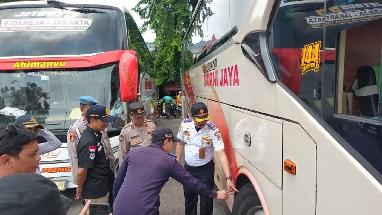 Jelang libur Imlek 2025, puluhan bus AKAP di Terminal Kalideres menjalani ramp check untuk memastikan kelaikan dan keselamatan penumpang, termasuk pemeriksaan kondisi kendaraan dan tes urine pengemudi.