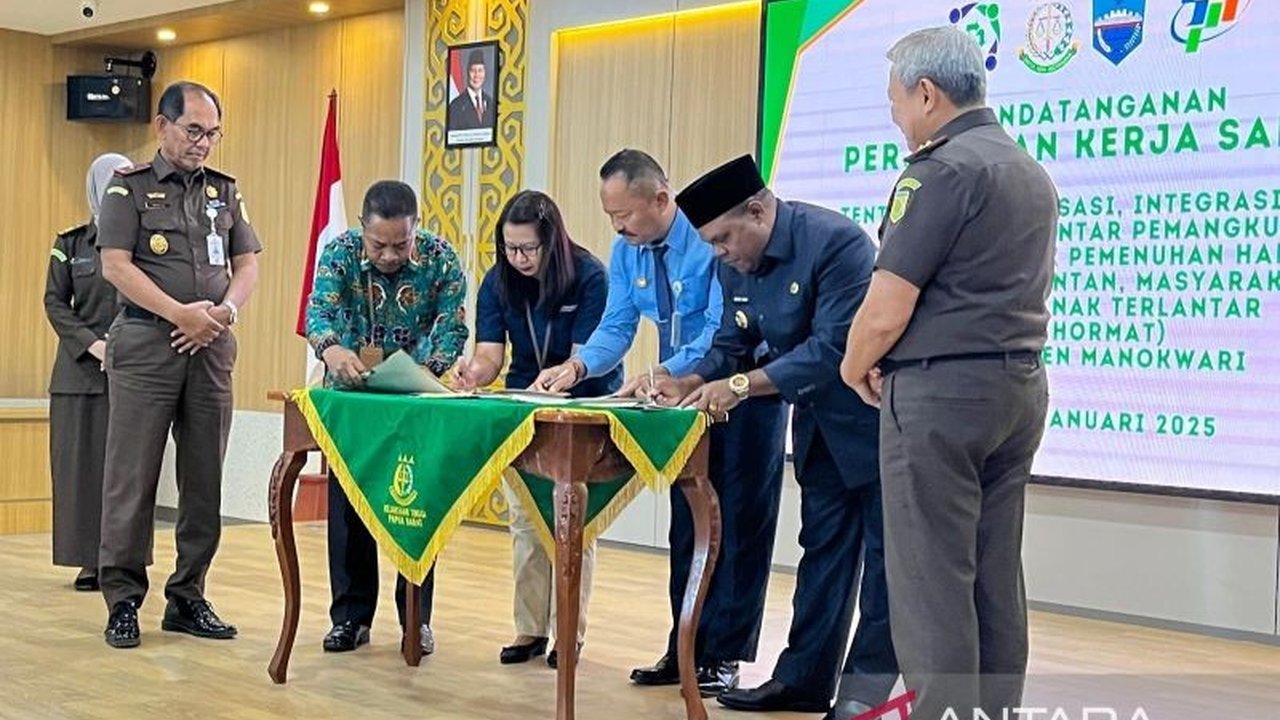 Kejaksaan Tinggi Papua Barat menginisiasi kerjasama dengan Pemda untuk mengoptimalkan pelayanan hak dasar warga rentan di bidang kependudukan, kesehatan, pendidikan, dan ekonomi, guna mewujudkan keadilan dan pemerataan.