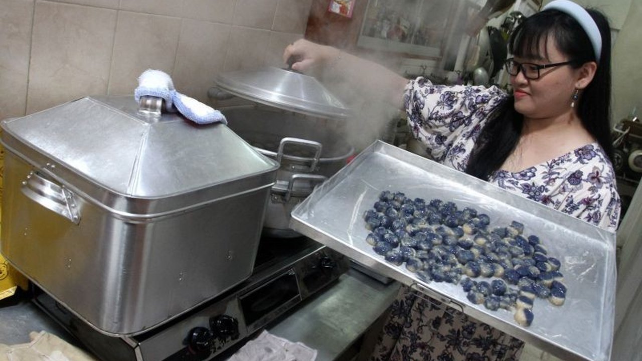 Produsen kue keranjang di Malang, Jawa Timur, mengalami peningkatan pesanan hingga 40% jelang Imlek 2025, didorong varian baru bermotif porselen dan ukuran minimalis.