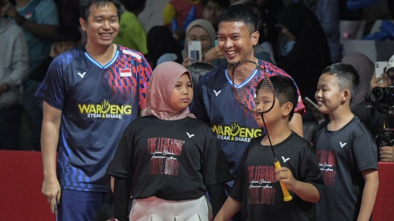 Pasangan ganda putra legendaris, Mohammad Ahsan/Hendra Setiawan, mengakhiri kariernya di Indonesia Masters 2025 dengan memberikan kenang-kenangan kepada penonton, termasuk raket dan handuk yang masih basah keringat.