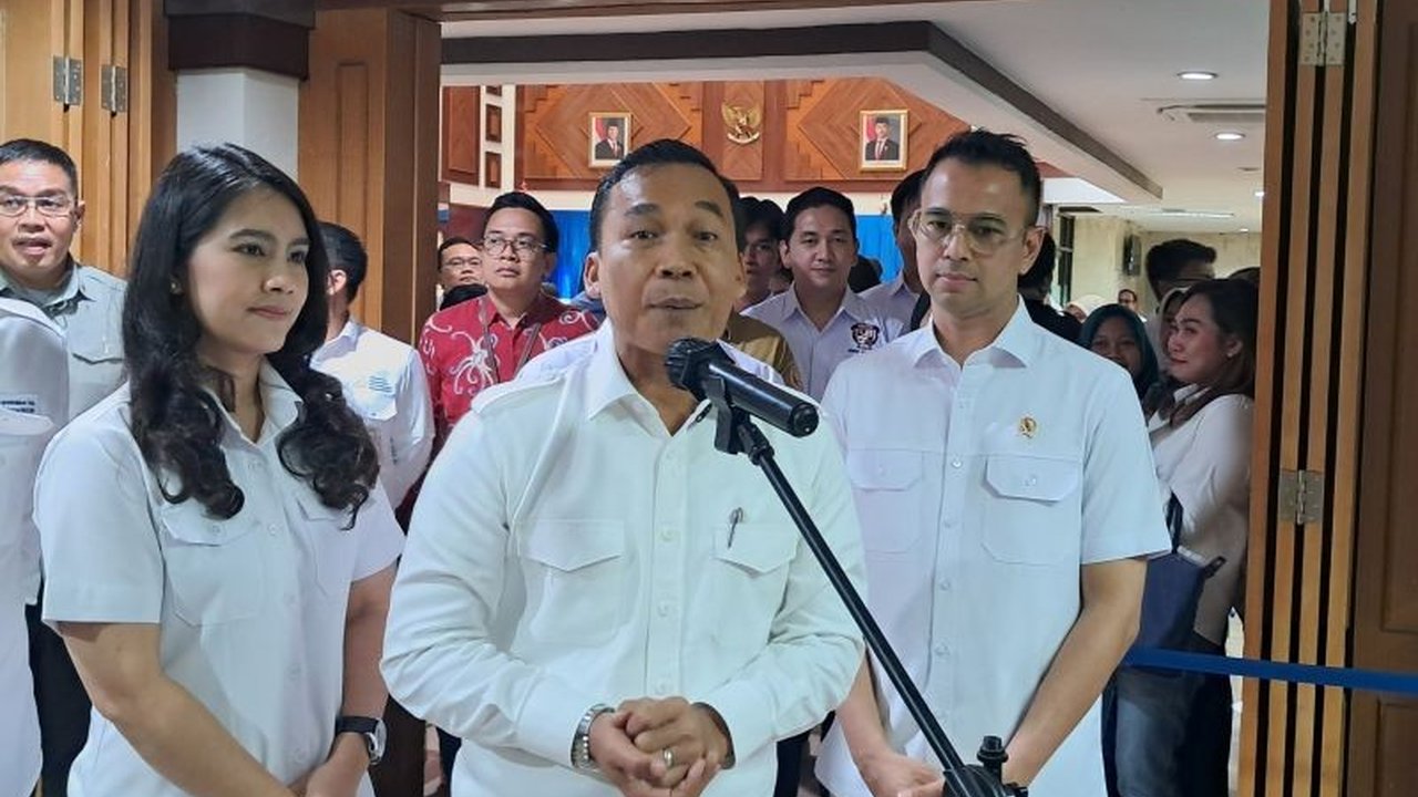 Pemerintah Indonesia tengah mempertimbangkan regulasi baru untuk membatasi akses anak muda ke konten negatif di media sosial, dengan tetap menghargai kebebasan berekspresi.