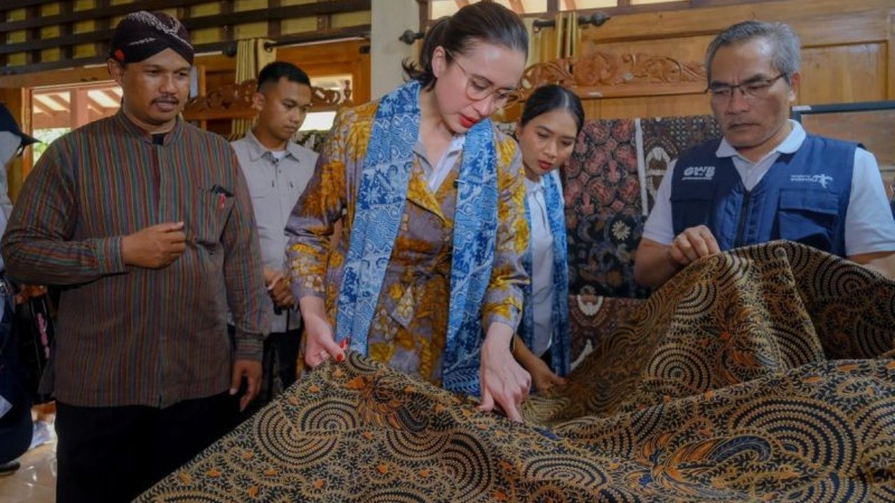 Menteri Pariwisata mengunjungi Desa Wukirsari, Bantul, DIY, yang meraih penghargaan Best Tourism Village 2024,  mengapresiasi keberhasilan desa tersebut dalam pengembangan pariwisata berkelanjutan berbasis kearifan lokal.