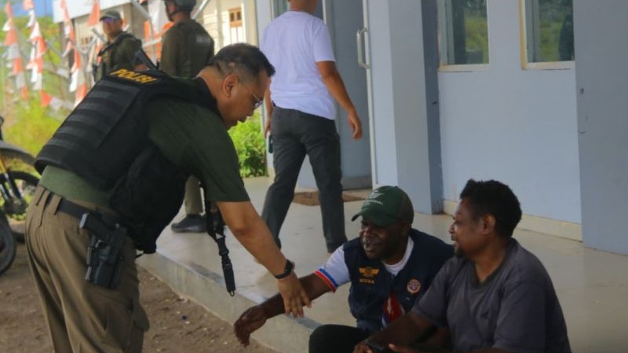 Kepolisian Negara Republik Indonesia (Polri) berkomitmen menjaga perdamaian dan keamanan di Papua lewat pendekatan humanis,  mendukung pembangunan, serta melindungi warga dari ancaman OPM, melibatkan program kemanusiaan untuk menjangkau wilayah terpencil.
