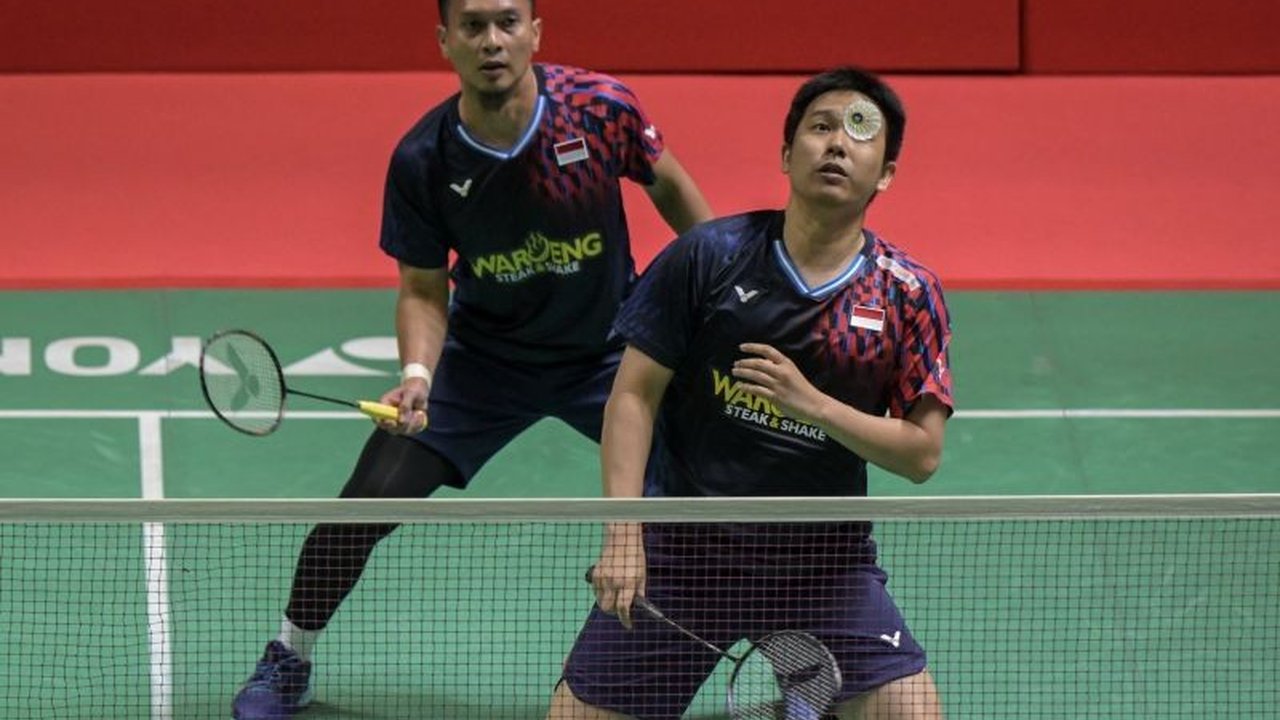 Legenda bulutangkis Indonesia, Mohammad Ahsan/Hendra Setiawan atau The Daddies, resmi pensiun setelah kekalahan di babak 16 besar Indonesia Masters 2025 melawan ganda Malaysia, Junaidi Arif/Roy King Yap.