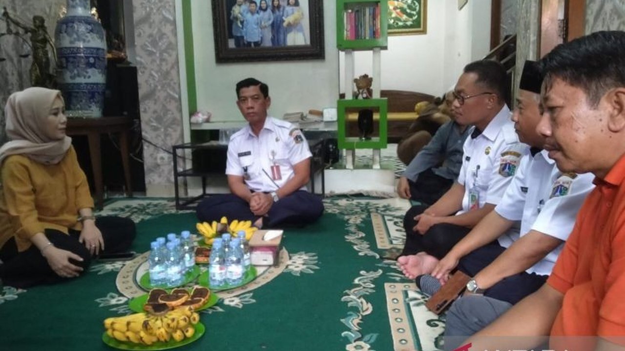 Keluarga Chika Adinda Yustin, korban kebakaran Glodok Plaza, berharap mukjizat setelah Chika hilang pasca-kebakaran dan ditemukan rekaman suara diduga miliknya.