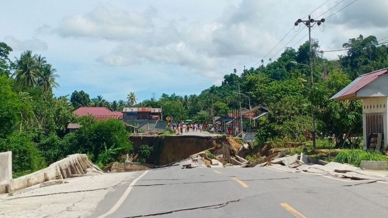 Pemda Poso berkoordinasi dengan BPJN dan BPBD setempat untuk penanganan cepat dan maksimal dampak tanah longsor di Desa Watuawu, Kecamatan Lage, yang mengakibatkan amblasnya ruas jalan Trans Sulawesi dan dampak bagi 40 jiwa.