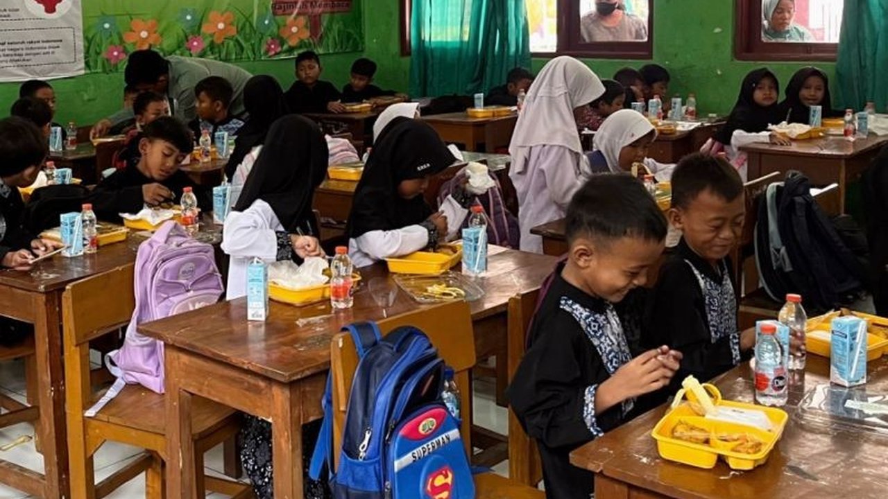 PT Pupuk Kujang salurkan 1.453 paket makanan bergizi gratis kepada pelajar di 17 sekolah sekitar perusahaan selama seminggu, sebagai bentuk tanggung jawab sosial perusahaan dan dukungan terhadap program pemerintah.