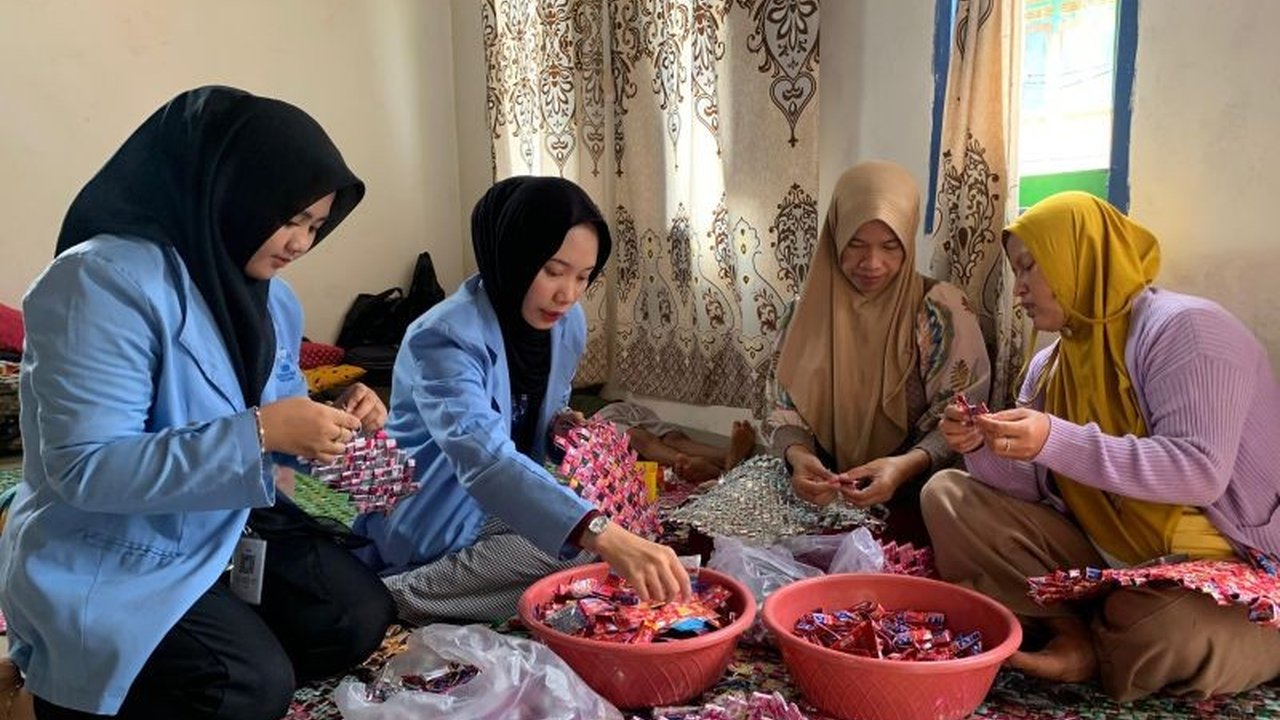 Mahasiswa KKN UIN Raden Fatah Palembang berkolaborasi dengan warga Desa Gelebak Dalam, Banyuasin, mengubah sampah rumah tangga menjadi kerajinan tangan untuk meningkatkan kreativitas dan perekonomian warga.