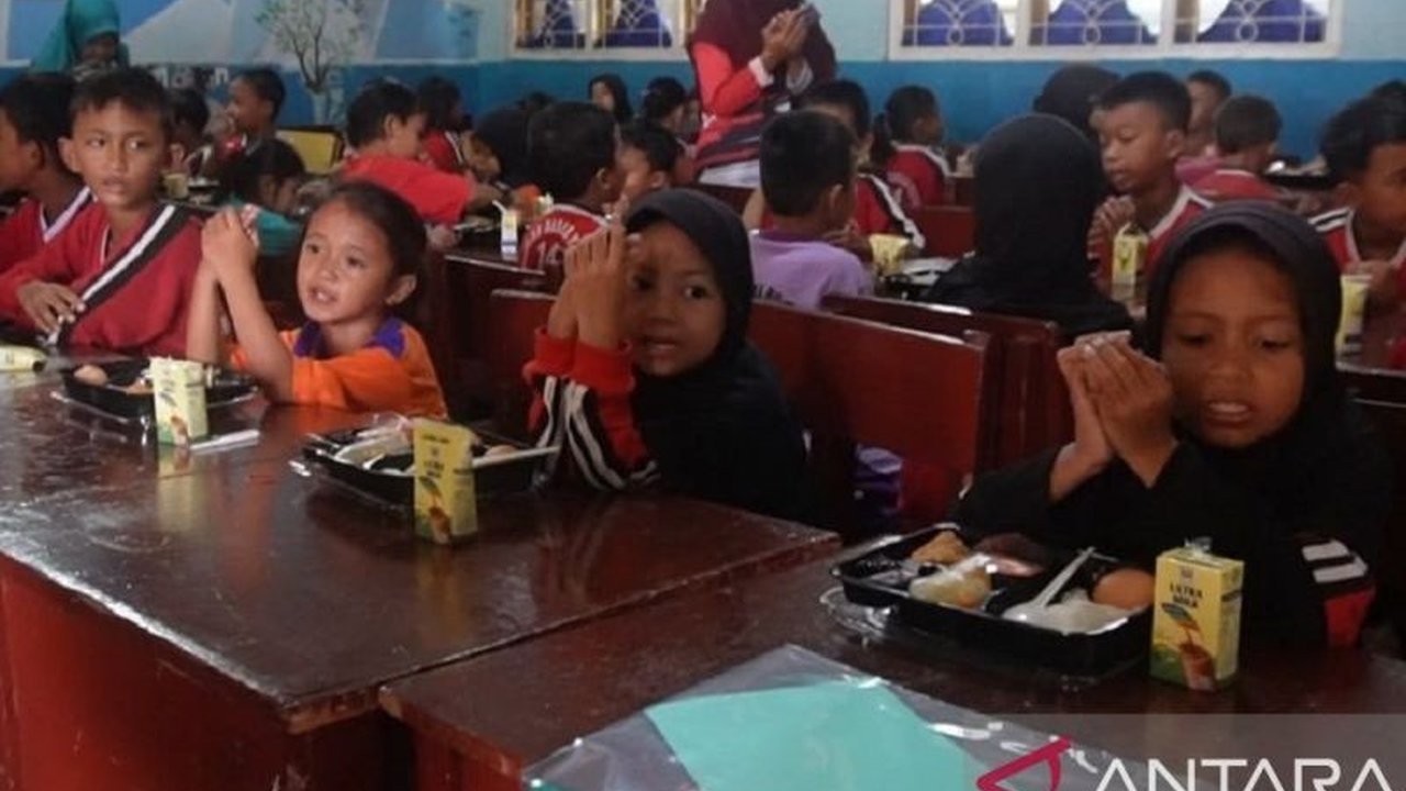 Pemerintah Kota Pangkalpinang siap laksanakan Makan Bergizi Gratis (MBG) tahap pertama di empat sekolah negeri untuk 2.800 siswa, mendukung program Generasi Emas 2045, dengan lokasi dapur yang strategis dan memenuhi standar Badan Gizi Nasional.
