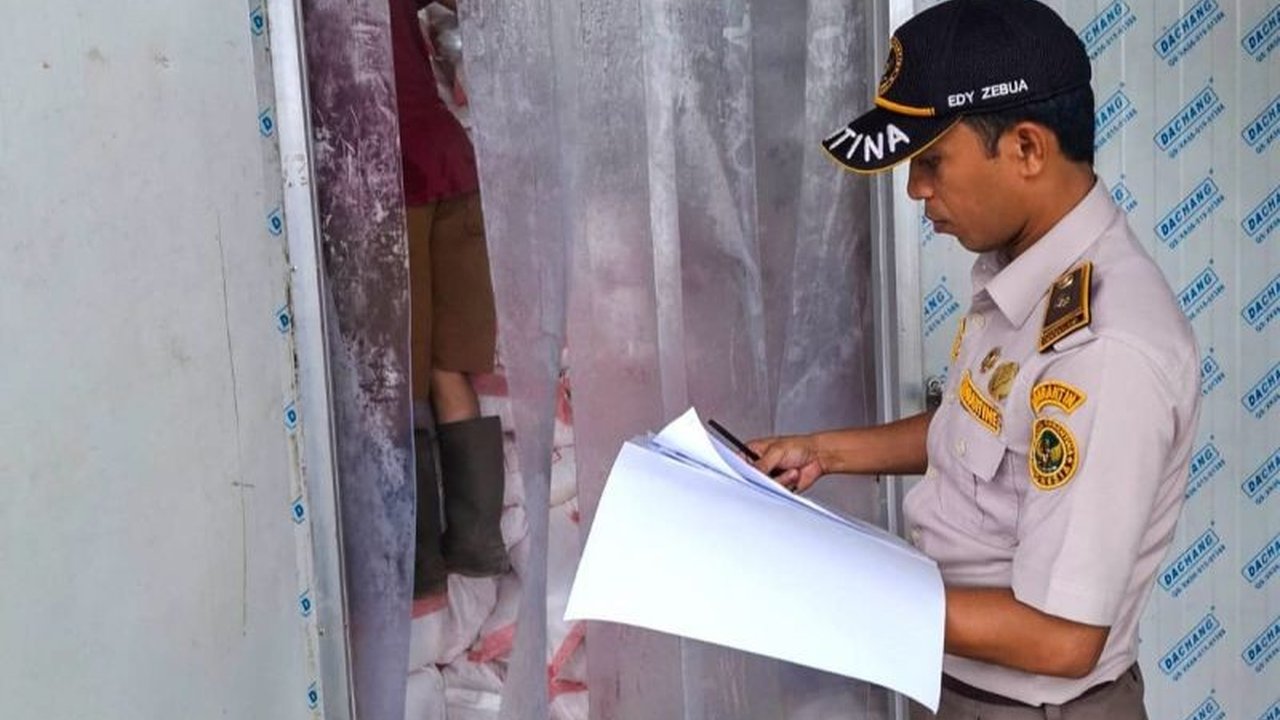 Balai Karantina Hewan, Ikan, dan Tumbuhan (BKHIT) Kepri memastikan 29 ton daging ayam beku yang masuk ke Natuna telah melewati pemeriksaan ketat dan aman untuk dikonsumsi masyarakat.