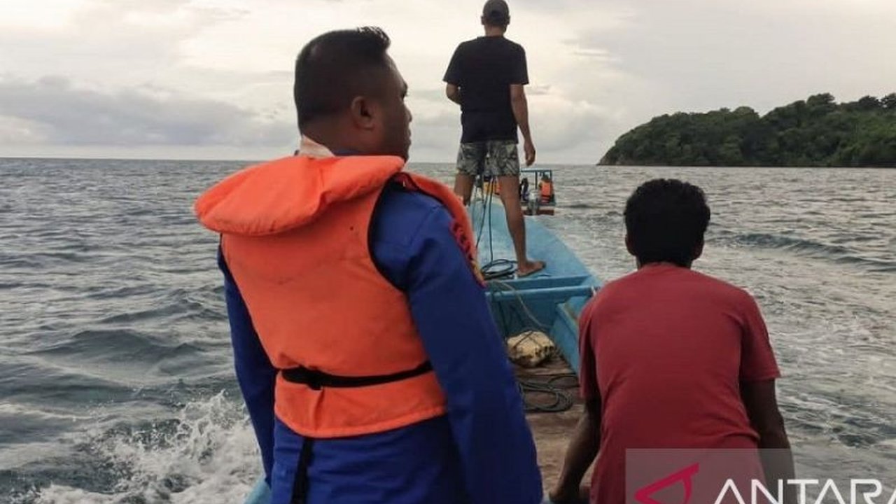 SAR Selamatkan 4 Nelayan Longboat Mati Mesin di Perairan Maluku