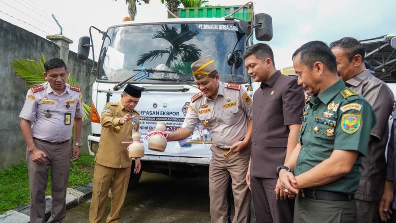 Badan Karantina Indonesia (Barantin) memfasilitasi ekspor 531 ton komoditas pertanian Jambi, termasuk karet, pinang, dan kayu, senilai total Rp7,2 miliar ke berbagai negara, sekaligus mendukung program hilirisasi dan peningkatan ekonomi daerah.