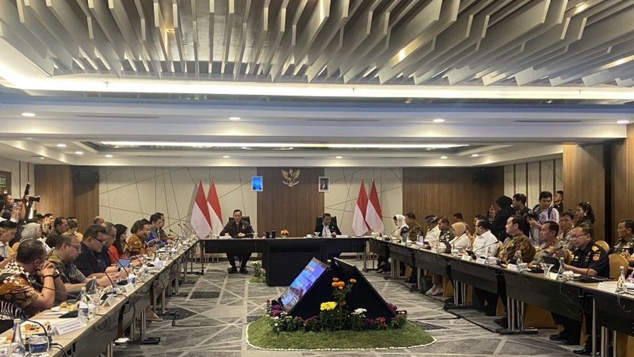 Menko Infrastruktur Agus Harimurti Yudhoyono menargetkan bandara Indonesia masuk 10 besar dunia pada 2029, didorong peningkatan peringkat Bandara Soekarno-Hatta dan I Gusti Ngurah Rai serta peluang kerja sama internasional.