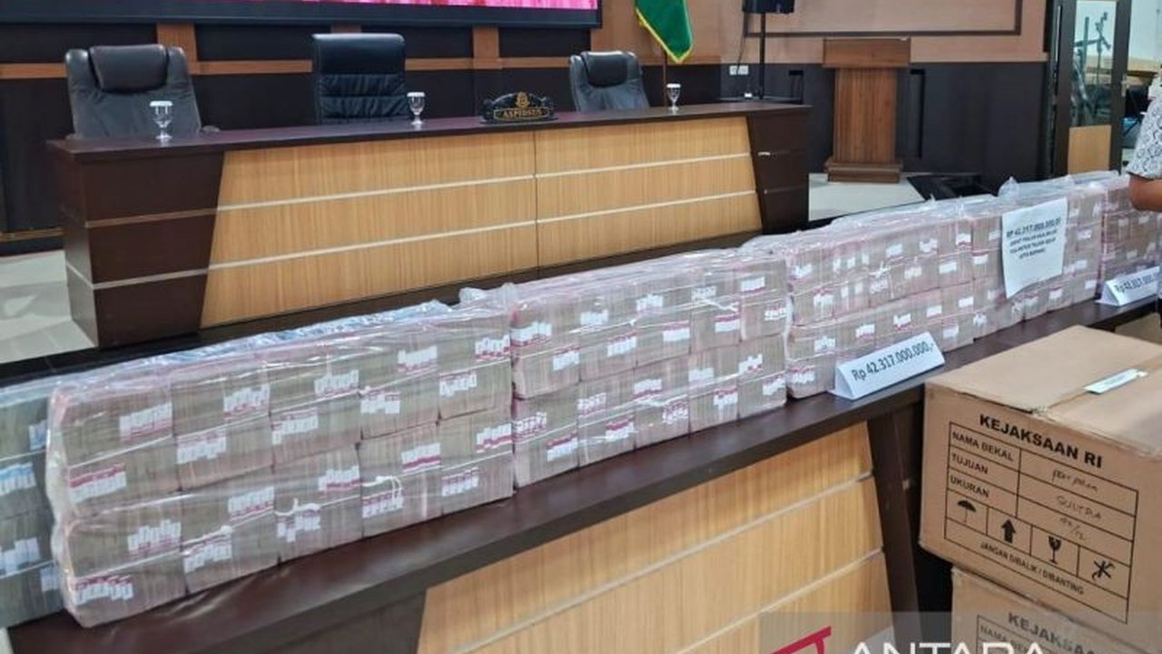 Kejati Sultra Serahkan Rp42 Miliar Hasil Lelang Ore Nikel ke Negara