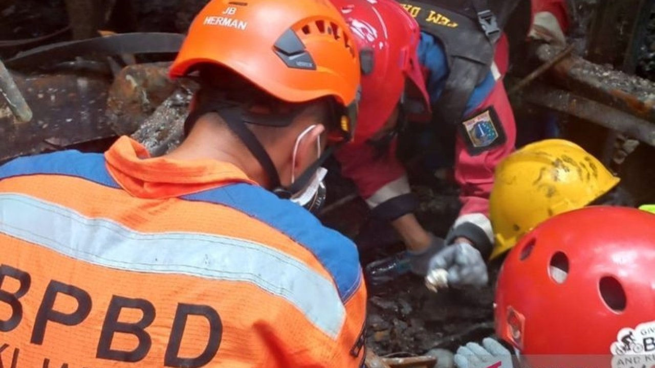 Evakuasi Jenazah ke-12 dari Glodok Plaza, Pencarian Korban Kebakaran Berlanjut