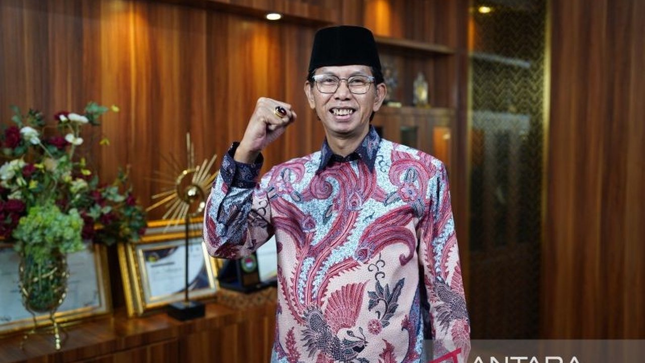 DPRD Surabaya membentuk panitia khusus untuk membahas Raperda Penanggulangan Banjir guna mengatasi masalah banjir di Surabaya yang semakin parah di musim hujan ini, melibatkan berbagai pihak untuk solusi komprehensif.