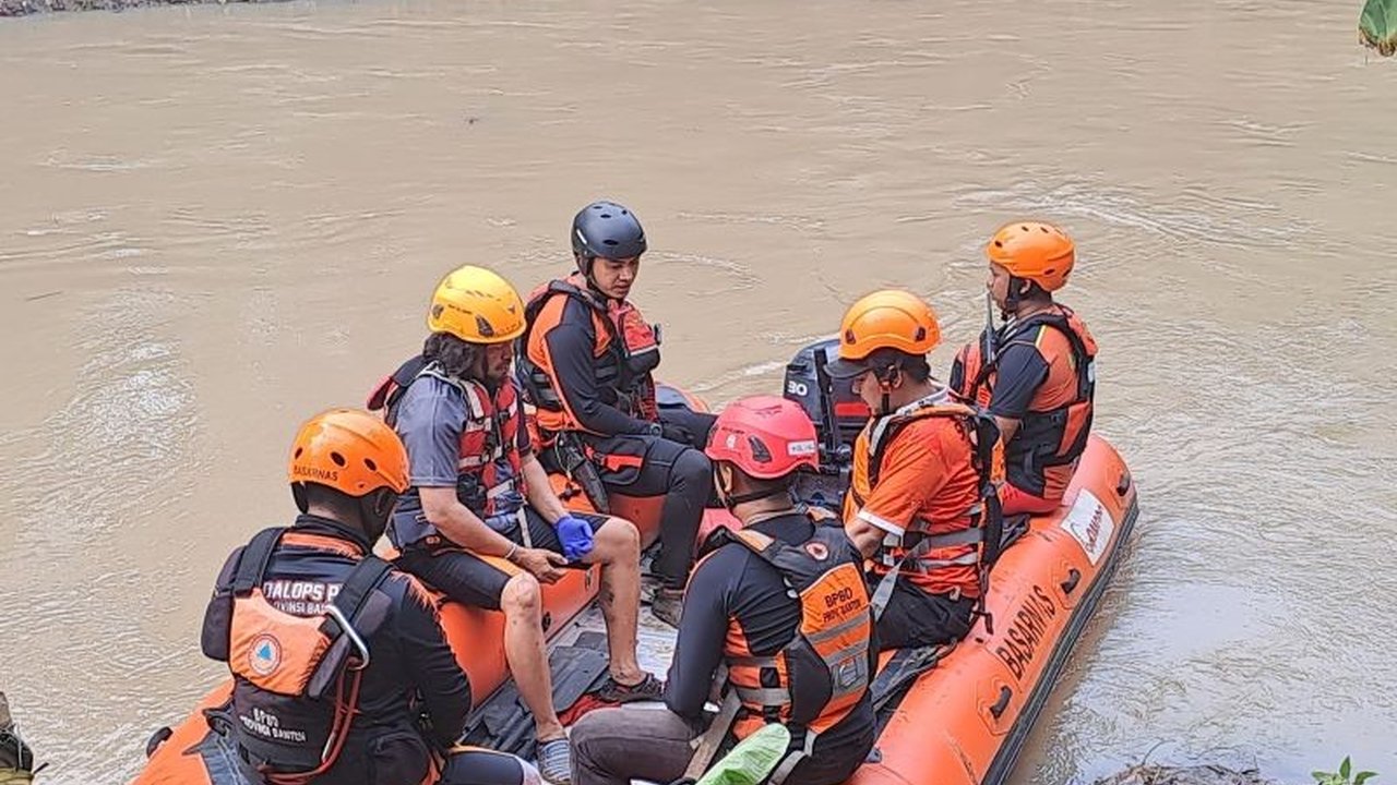 Seorang anak berusia 4 tahun hilang terseret arus Sungai Cibanten di Kota Serang, Banten pada Kamis siang; Tim SAR langsung diterjunkan untuk melakukan pencarian dengan peralatan canggih.