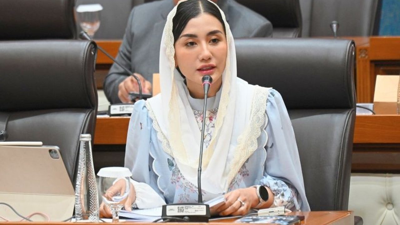 DPR mengusulkan peningkatan investasi asing di sektor semen untuk meningkatkan kapasitas produksi, membuka lapangan kerja, dan mendorong pertumbuhan ekonomi nasional, mengatasi tantangan over kapasitas dan harga jual rendah.