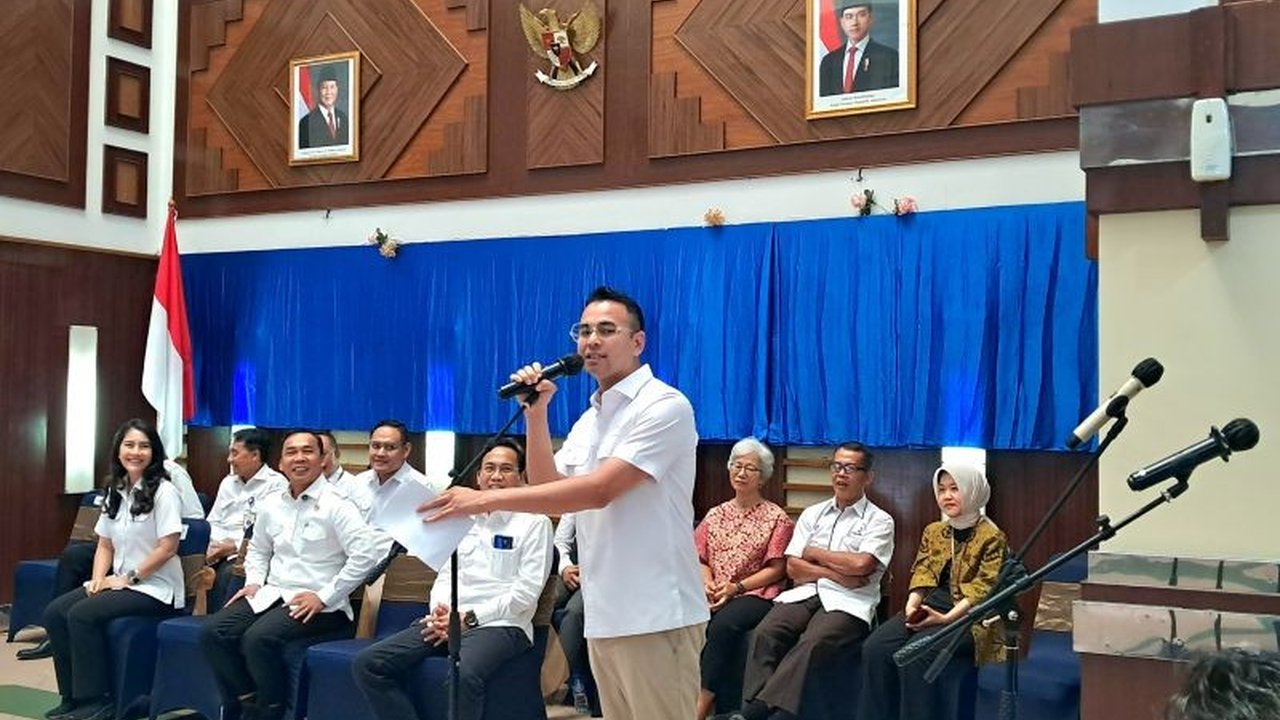 Raffi Ahmad menekankan pentingnya orang tua beradaptasi dengan teknologi bersama anak-anak untuk mencegah hal negatif dan mempersiapkan bonus demografi dengan keterampilan masa depan yang berbasis teknologi.