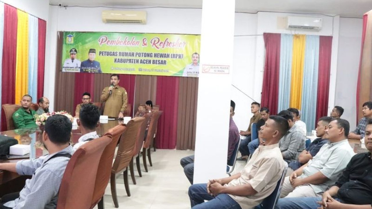 Dinas Pertanian Aceh Besar memberikan pembekalan penyembelihan dan kebersihan daging secara syariah kepada petugas RPH Lambaro untuk mendapatkan sertifikat halal dan meningkatkan pelayanan, serta pendapatan daerah.