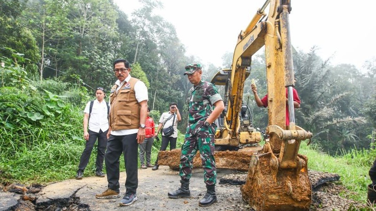 Pj Gubernur Jawa Tengah, Nana Sudjana, menyoroti alih fungsi lahan sebagai penyebab utama bencana alam seperti banjir dan tanah longsor di beberapa wilayah, terutama di daerah pegunungan dan perbukitan, serta menekankan pentingnya edukasi dan antisipasi.