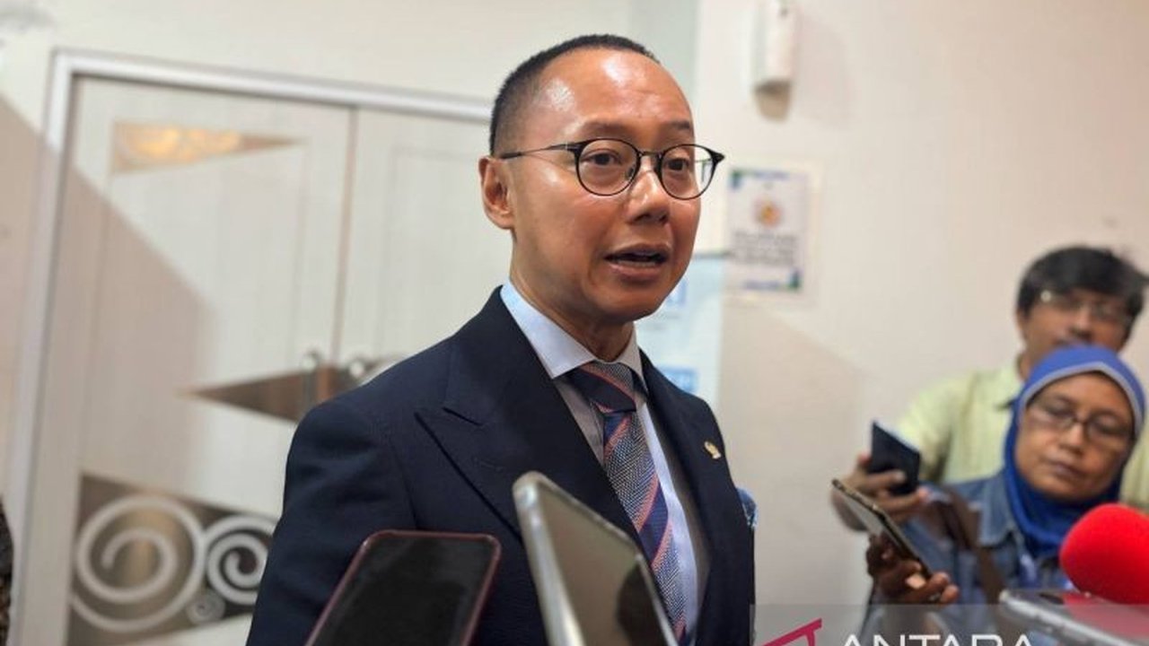 Wakil Ketua MPR RI, Eddy Soeparno, mendorong pengembangan perdagangan karbon sebagai pilar ekonomi baru Indonesia, memanfaatkan potensi besar dan infrastruktur minim yang dibutuhkan.