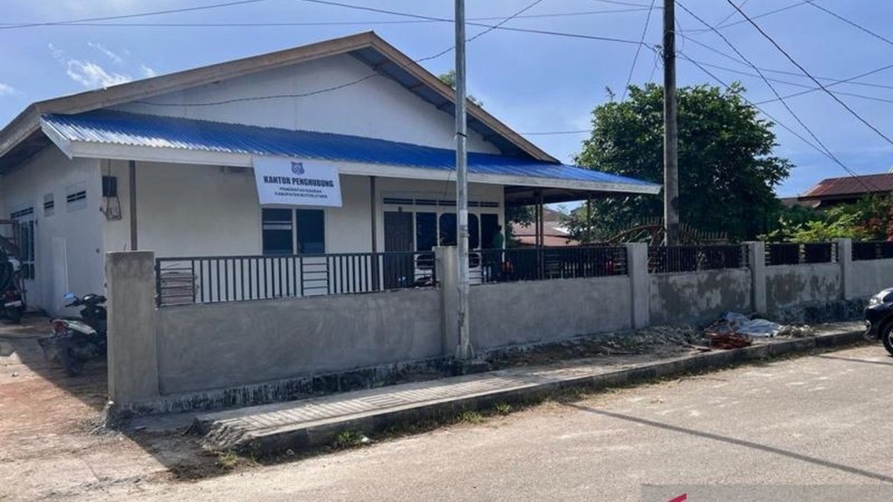 Sekretaris Daerah Buton Utara, Muh. Hardy Muslim, menggratiskan rumah orang tuanya di Baubau sebagai Kantor Penghubung Pemkab Buton Utara, sekaligus membantah tudingan penyelewengan anggaran.