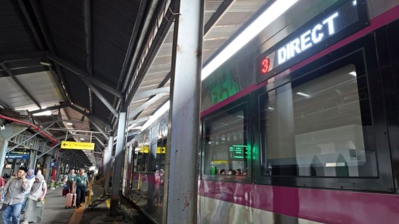 Layanan kereta api tanpa transit atau direct train mendapat sambutan baik dari masyarakat selama libur Natal dan Tahun Baru 2024/2025, khususnya rute Jakarta-Semarang dan Jakarta-Yogyakarta, mendorong pengembangan transportasi kereta api di Indonesia.