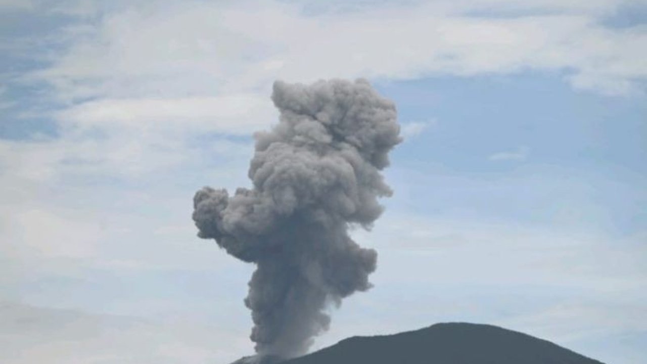 Gunung Ibu di Halmahera Barat, Maluku Utara, meletus pada Kamis, 23 Januari 2024, menyemburkan abu vulkanik setinggi 700 meter, dengan status gunung masih level IV (Awas).