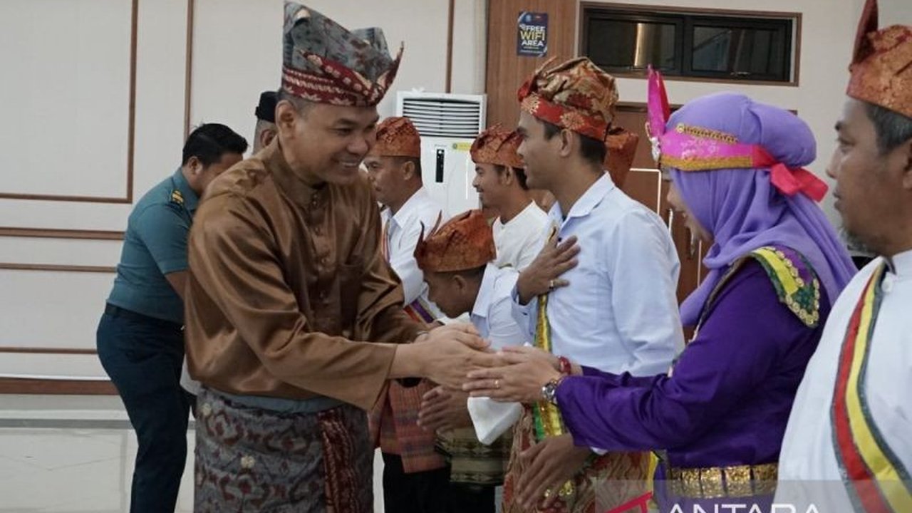 Penjabat Bupati Bangka, Isnaini, meminta Lembaga Adat Melayu Kabupaten Bangka untuk menggali dan menerapkan nilai-nilai kearifan lokal serta melestarikannya bagi generasi mendatang dalam rangka pembangunan daerah.