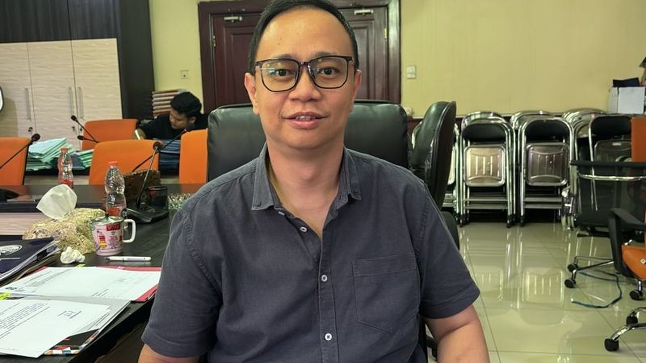 Anggota DPRD Surabaya, Josiah Michael, mengusulkan penghapusan retribusi parkir tepi jalan karena pendapatannya jauh di bawah target dan dianggap tidak efektif, serta mendorong optimalisasi pendapatan dari sektor lain.