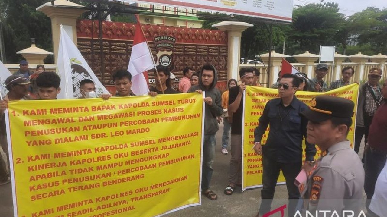 Puluhan aktivis dan wartawan di OKU, Sumatera Selatan, demo mendesak Polres OKU menyelesaikan tiga kasus penting yang mangkrak, termasuk penusukan aktivis dan perusakan rumah tim kampanye.