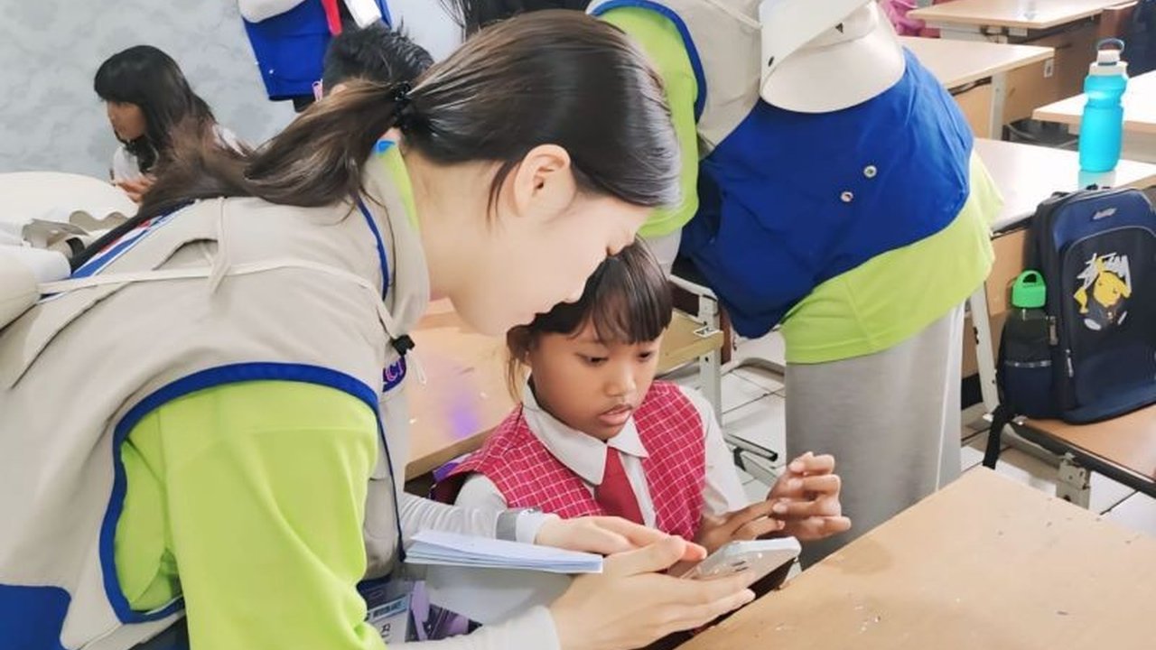 Relawan Palang Merah Korea dari Universitas Kyungnam mengunjungi SD Negeri Pisangan Baru 01 Jakarta Timur, Kamis (23/1), menampilkan pertukaran budaya dan promosi kesehatan yang disambut antusias oleh siswa.