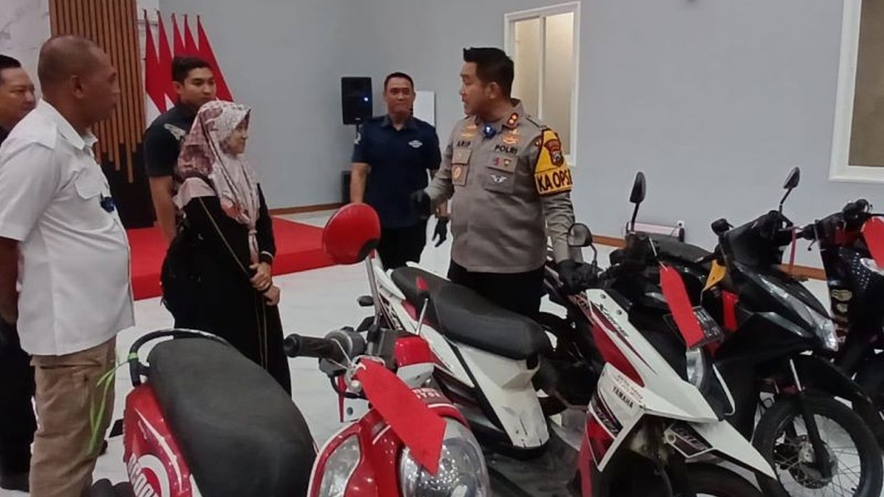 Polisi di Blitar menangkap pasangan kekasih pelaku curanmor dan residivis kasus serupa; pengungkapan lain melibatkan pencurian motor dengan modus kunci tertinggal.