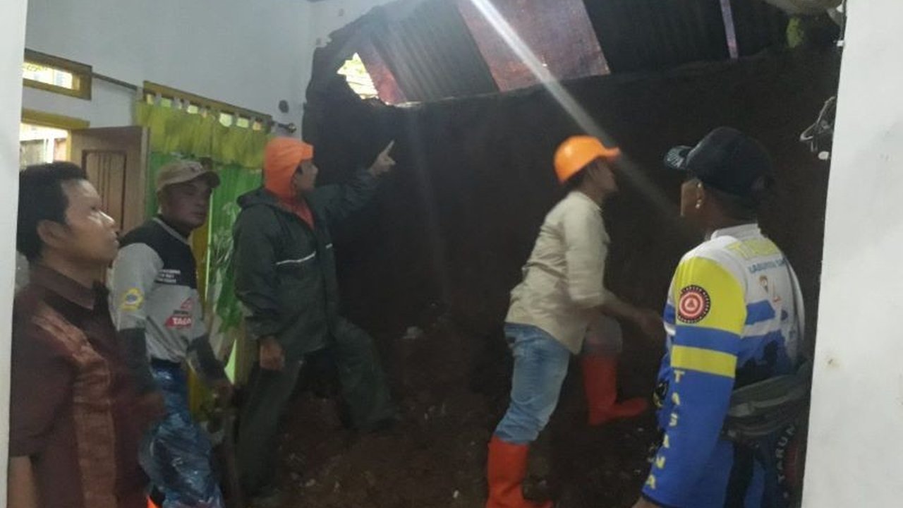 Bencana tanah longsor dan angin puting beliung di dua desa di Kecamatan Kabandungan, Sukabumi, Jawa Barat, mengakibatkan kerusakan rumah dan satu keluarga mengungsi, namun tidak ada korban jiwa.